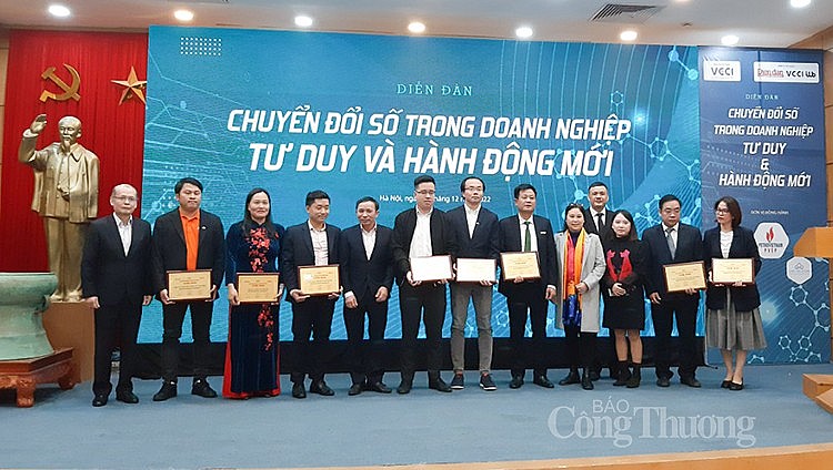 Trao chứng nhận Top Doanh nghiệp nền tảng số tiêu biểu 2022; Top Doanh nghiệp chuyển đổi số tiêu biểu 2022. Trao chứng nhận Top Doanh nghiệp nền tảng số tiêu biểu 2022; Top Doanh nghiệp chuyển đổi số tiêu biểu 2022.