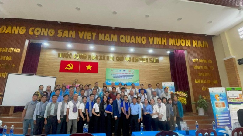 Tập huấn nông dân và doanh nghiệp tham gia sàn thương mại điện tử