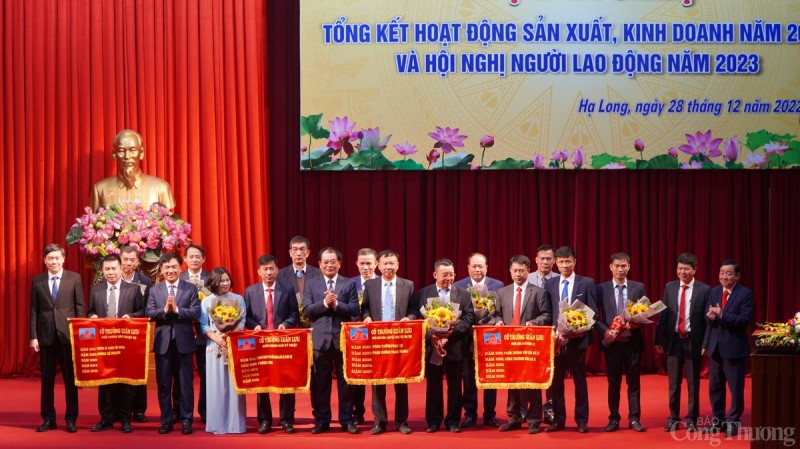 Các cá nhân, tập thể có thành tích xuất sắc trong năm 2022 được trao bằng khen và cờ thưởng luân lưu Các cá nhân, tập thể có thành tích xuất sắc trong năm 2022 được trao bằng khen và cờ thưởng luân lưu