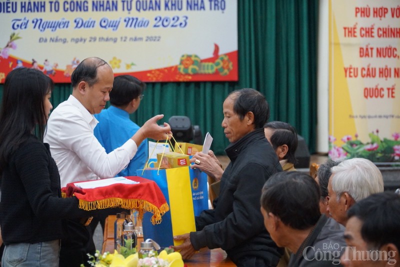 Đà Nẵng: Trao quà cho ban điều hành tổ công nhân tự quản khu nhà trọ dịp Tết Nguyên đán Quý Mão 2022
