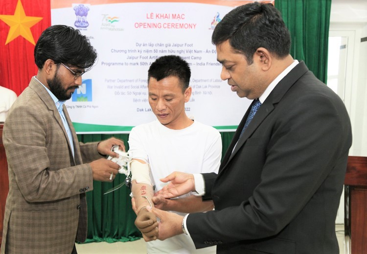 Ấn Độ viện trợ trại lắp chân tay giả Jaipur đầu tiên tại tỉnh Đắk Lắk Ấn Độ viện trợ trại lắp chân tay giả Jaipur đầu tiên tại tỉnh Đắk Lắk