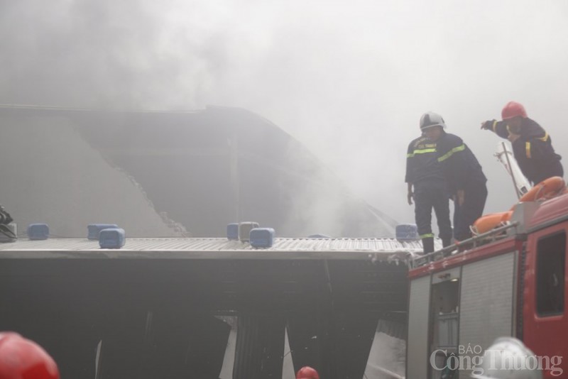 Đà Nẵng: Cháy lớn tại một công ty nhựa trong khu công nghiệp Hòa Khánh Đà Nẵng: Cháy lớn tại một công ty nhựa trong khu công nghiệp Hòa Khánh