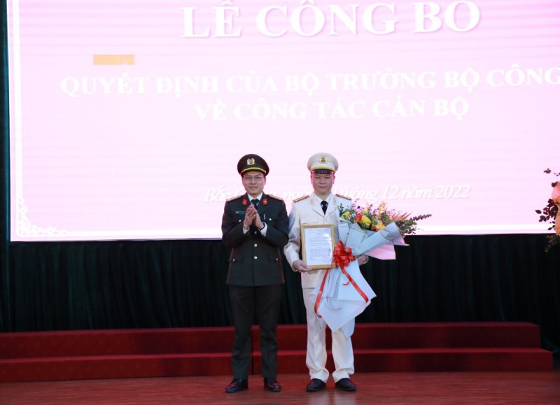 Thừa uỷ quyền của Bộ trưởng Bộ Công an, Đại tá Nguyễn Quốc Toản, Giám đốc Công an tỉnh Bắc Giang trao quyết định cho Đại tá Nguyễn Hữu Bình Thừa uỷ quyền của Bộ trưởng Bộ Công an, Đại tá Nguyễn Quốc Toản, Giám đốc Công an tỉnh Bắc Giang trao quyết định cho Đại tá Nguyễn Hữu Bình