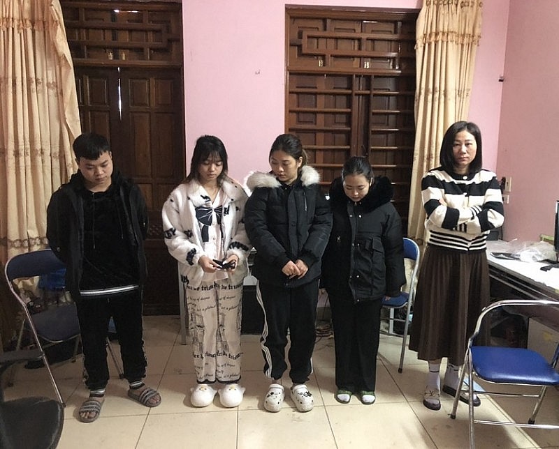 Ninh Bình: Bắt cặp vợ chồng cửa hàng quần áo lừa gần 60.000 người, chiếm đoạt gần 14 tỉ đồng Ninh Bình: Bắt cặp vợ chồng cửa hàng quần áo lừa gần 60.000 người, chiếm đoạt gần 14 tỉ đồng