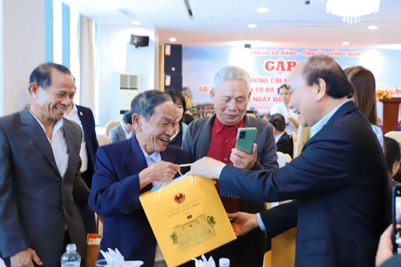 Chủ tịch nước Nguyễn Xuân Phúc gặp mặt các cán bộ hưu trí Đà Nẵng từng công tác tại Quảng Nam