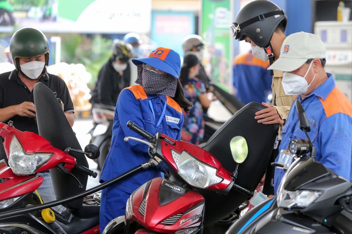 Như vậy, tính trong năm 2022, giá nhiên liệu đã trải qua 34 lần điều chỉnh giá, trong đó có 17 lần tăng, 16 lần giảm và một lần giữ nguyên Như vậy, tính trong năm 2022, giá nhiên liệu đã trải qua 34 lần điều chỉnh giá, trong đó có 17 lần tăng, 16 lần giảm và một lần giữ nguyên