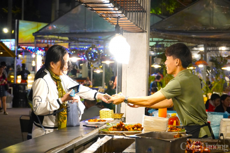 Người dân thành phố Đà Nẵng rộn ràng chào đón năm mới 2023