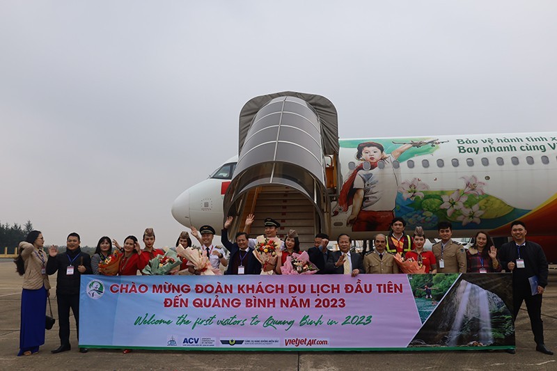undefined Quảng Bình: Đón đoàn du khách đầu tiên "xông đất" ngày đầu năm 2023
