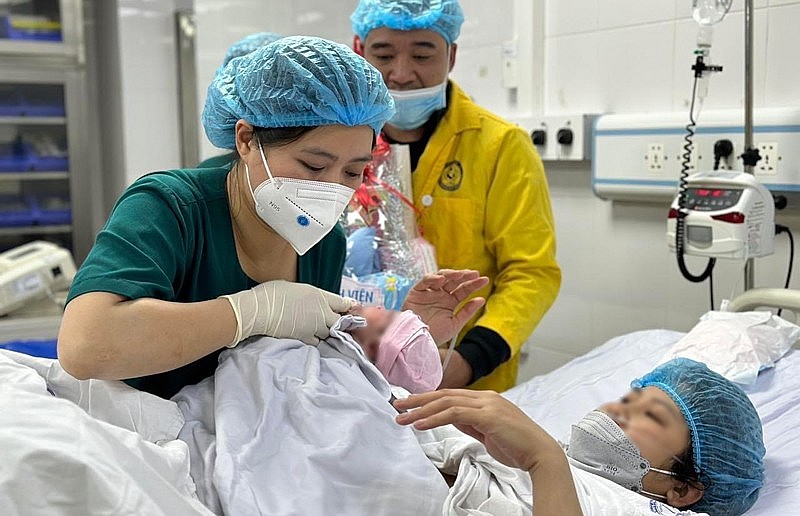 Những em bé đầu tiên chào đời trong năm 2023