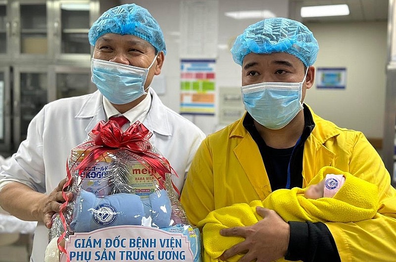 Những em bé đầu tiên chào đời trong năm 2023