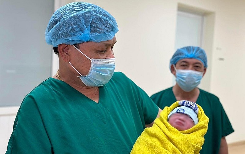 Những em bé đầu tiên chào đời trong năm 2023