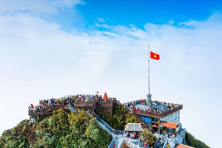 Cầu hôn trên đỉnh Fansipan và muôn kiểu đón năm mới ở Sun World Cầu hôn trên đỉnh Fansipan và muôn kiểu đón năm mới ở Sun World