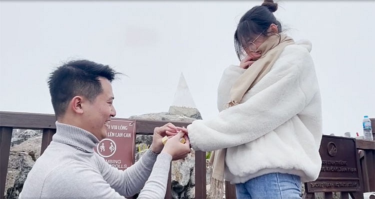 Cầu hôn trên đỉnh Fansipan và muôn kiểu đón năm mới ở Sun World Cầu hôn trên đỉnh Fansipan và muôn kiểu đón năm mới ở Sun World