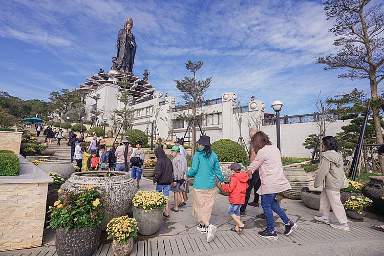 undefined Cầu hôn trên đỉnh Fansipan và muôn kiểu đón năm mới ở Sun World