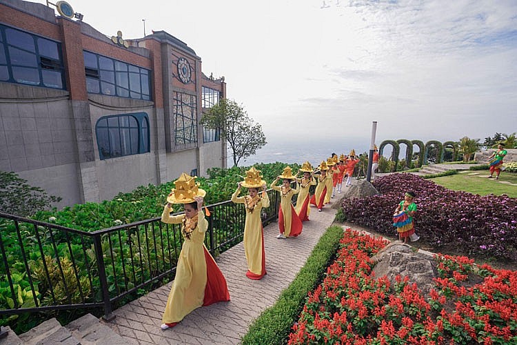 Cầu hôn trên đỉnh Fansipan và muôn kiểu đón năm mới ở Sun World Cầu hôn trên đỉnh Fansipan và muôn kiểu đón năm mới ở Sun World