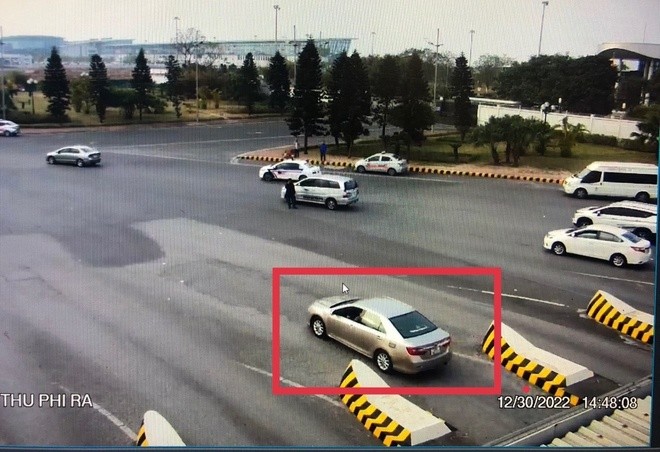 Xử phạt hành chính tài xế thu 1 triệu đồng của khách ở Sân bay Nội Bài Xử phạt hành chính tài xế thu 1 triệu đồng của khách ở Sân bay Nội Bài