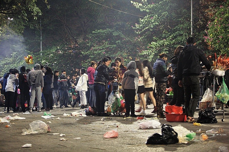 Rác ngập tràn sau lễ hội Countdown Rác ngập tràn sau lễ hội Countdown