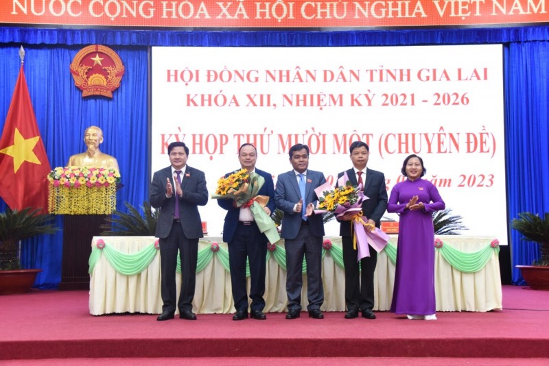 Thường trực HĐND tỉnh Gia Lai tặng hoa chúc mừng ông Nguyễn Hữu Quế và ông Dương Mah Tiệp đã được bầu giữ chức Phó Chủ tịch UBND tỉnh nhiệm kỳ 2021-2026. Thường trực HĐND tỉnh Gia Lai tặng hoa chúc mừng ông Nguyễn Hữu Quế và ông Dương Mah Tiệp đã được bầu giữ chức Phó Chủ tịch UBND tỉnh nhiệm kỳ 2021-2026.
