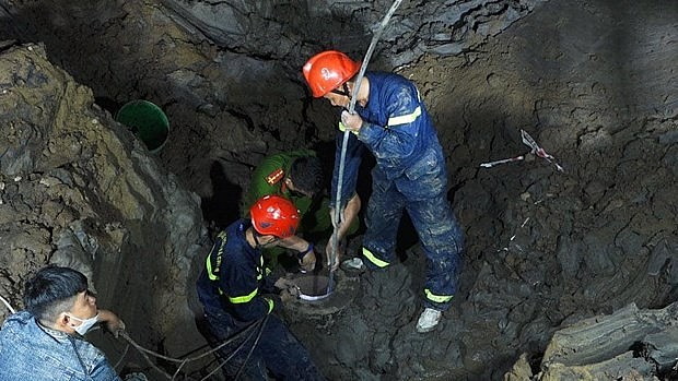 Thông tin tại hiện trường cứu hộ cháu bé 10 tuổi bị mắc kẹt trong trụ bê tông Thông tin tại hiện trường cứu hộ cháu bé 10 tuổi bị mắc kẹt trong trụ bê tông