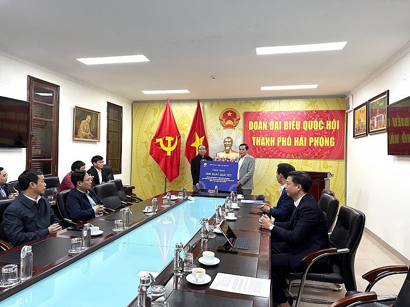EVNNPC tặng 1.000 suất quà Tết tại Hải Phòng EVNNPC tặng 1.000 suất quà Tết tại Hải Phòng