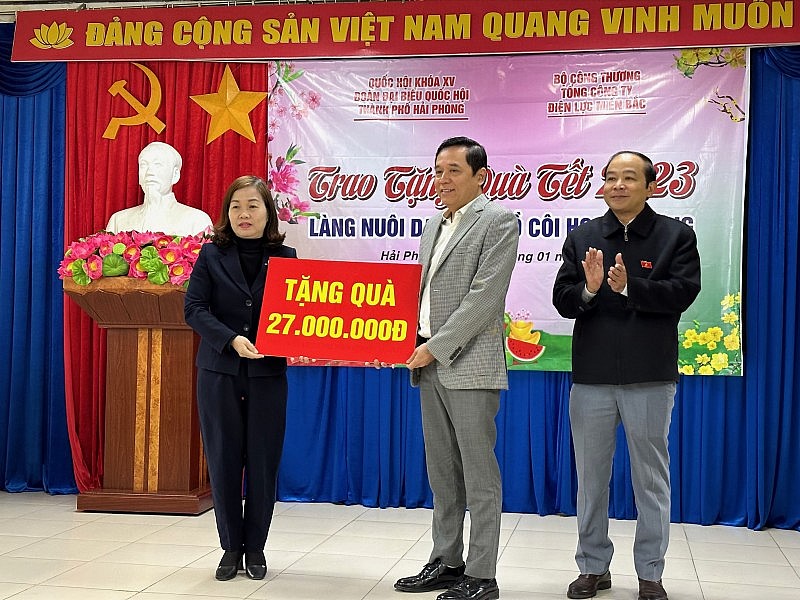 EVNNPC tặng 1.000 suất quà Tết tại Hải Phòng EVNNPC tặng 1.000 suất quà Tết tại Hải Phòng
