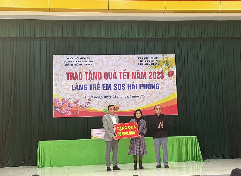 EVNNPC tặng 1.000 suất quà Tết tại Hải Phòng EVNNPC tặng 1.000 suất quà Tết tại Hải Phòng