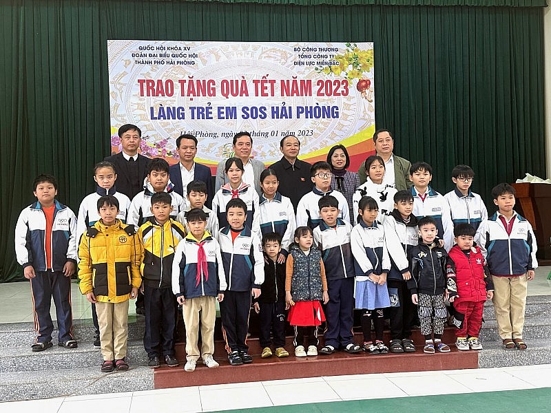 EVNNPC tặng 1.000 suất quà Tết tại Hải Phòng EVNNPC tặng 1.000 suất quà Tết tại Hải Phòng