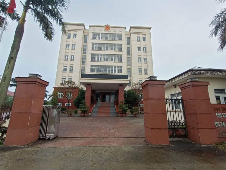 Nữ cán bộ thuế tại Hà Tĩnh bị cấm xuất cảnh Nữ cán bộ thuế tại Hà Tĩnh bị cấm xuất cảnh