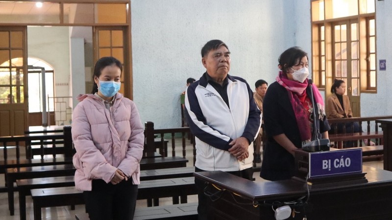 Các bị cáo gồm: Nguyễn Thế Quang-nguyên Chánh văn phòng (đứng giữa); bị cáo Nguyễn Thị Lựu-nguyên Kế toán, Trưởng phòng Hành chính-Tổ chức-Quản trị (đứng bên phải); bị cáo Nguyễn Tôn Nữ Huyền Vi-Kế toán (đứng trái)