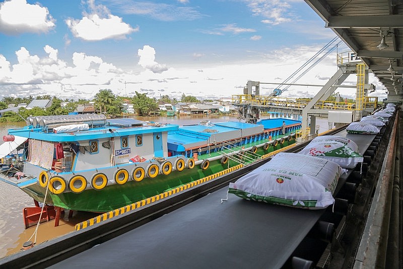 Tại cảng xuất hàng PVCFC. Năm 2022, xuất khẩu sản phẩm phân đạm của Petrovietnam tiếp tục lập kỷ lục với kim ngach đạt trên 405 triệu USD, chiếm 37% giá trị xuất khẩu phân bón của cả nước. Tại cảng xuất hàng PVCFC. Năm 2022, xuất khẩu sản phẩm phân đạm của Petrovietnam tiếp tục lập kỷ lục với kim ngach đạt trên 405 triệu USD, chiếm 37% giá trị xuất khẩu phân bón của cả nước.