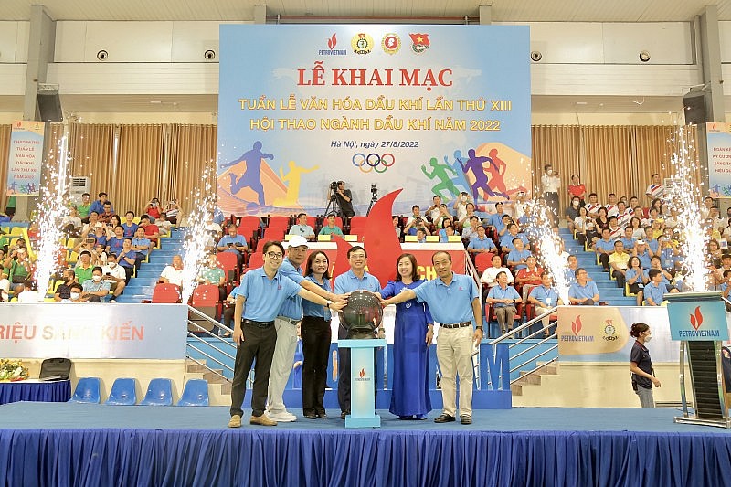 Từ những kết quả, thành công của việc tái tạo văn hóa Petrovietnam trong thời gian qua, khẳng định nền tảng giá trị cốt lõi “Khát vọng – Trí tuệ – Chuyên nghiệp – Nghĩa tình”. Từ những kết quả, thành công của việc tái tạo văn hóa Petrovietnam trong thời gian qua, khẳng định nền tảng giá trị cốt lõi “Khát vọng – Trí tuệ – Chuyên nghiệp – Nghĩa tình”.