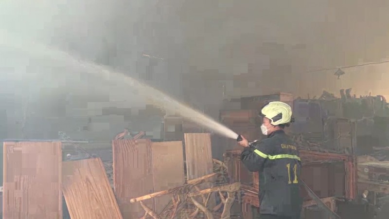 Cháy lớn tại một xưởng sản xuất chế biến đồ gỗ tại Đồng Nai Cháy lớn tại một xưởng sản xuất chế biến đồ gỗ tại Đồng Nai