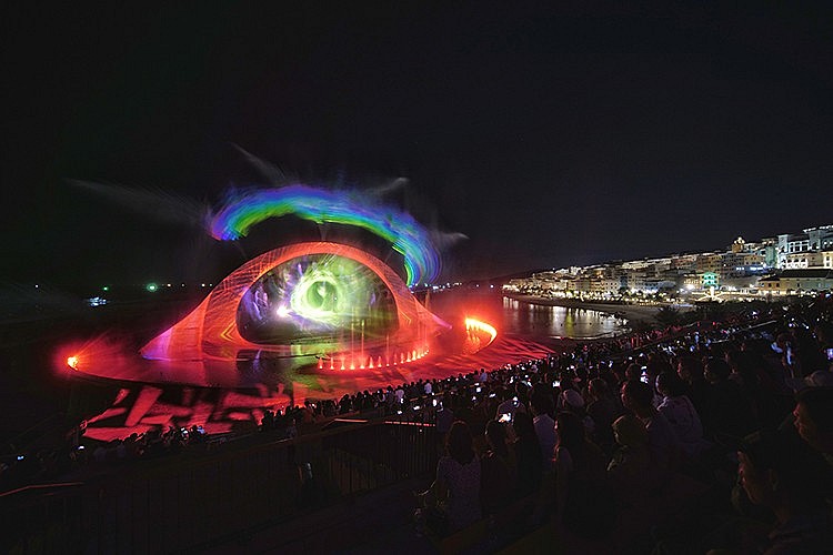 Kiss The Stars - Show diễn trên màn biển lớn nhất châu Á chính thức ra mắt vào ngày 23/12/2022. Kiss The Stars - Show diễn trên màn biển lớn nhất châu Á chính thức ra mắt vào ngày 23/12/2022.