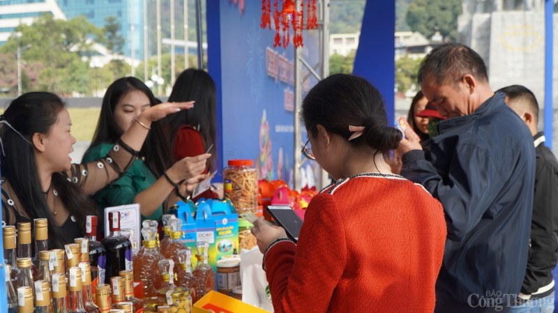 Ngoài ra còn có các gian hàng giảm giá từ 10% trở lên, gồm các mặt hàng thiết yếu phục vụ tết, các sản phẩm OCOP Quảng Ninh và tỉnh lân cận. Ngoài ra còn có các gian hàng giảm giá từ 10% trở lên, gồm các mặt hàng thiết yếu phục vụ tết, các sản phẩm OCOP Quảng Ninh và tỉnh lân cận.