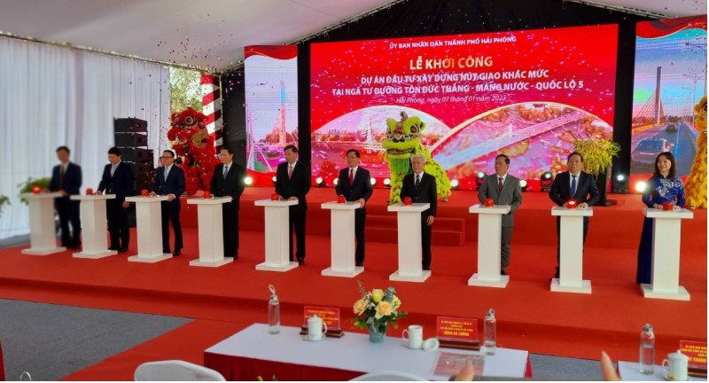 Các đại biểu nhấn nút chính thức khởi công Dự án xây dựng nút giao khác mức tại ngã tư đường Tôn Đức Thắng - Máng Nước - Quốc lộ 5. Các đại biểu nhấn nút chính thức khởi công Dự án xây dựng nút giao khác mức tại ngã tư đường Tôn Đức Thắng - Máng Nước - Quốc lộ 5.