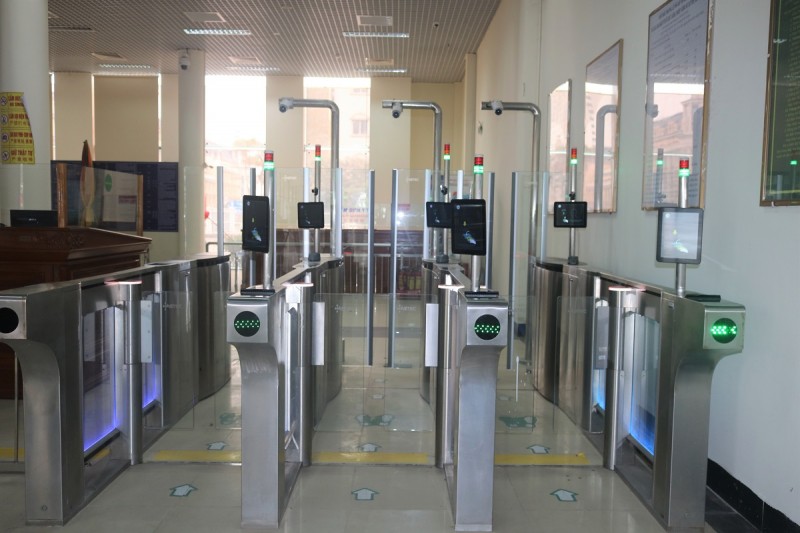 các lực lượng chức năng tại Cửa khẩu quốc tế Móng Cái cũng tiến hành rà soát, kiểm tra lại hệ thống barie, bốt kiểm soát phục vụ kiểm tra, kiểm soát khu vực cửa khẩu;