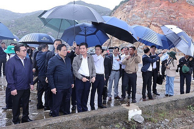 Thủ tướng và đoàn công tác khảo sát một số dự án trọng điểm tại Phú Yên Thủ tướng và đoàn công tác khảo sát một số dự án trọng điểm tại Phú Yên