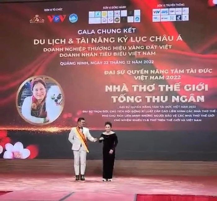 Logo của nhiều đơn vị được in trên pano chương trình trái phép Logo của nhiều đơn vị được in trên pano chương trình trái phép