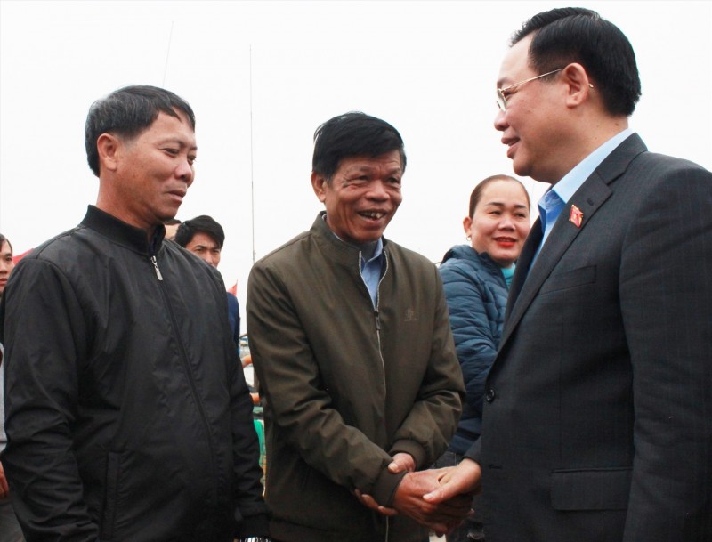 Chủ tịch Quốc hội Vương Đình Huệ đã ghi nhận, biểu dương những nỗ lực khắc phục khó khăn của ngư dân tỉnh Quảng Bình để tiếp tục bám biển sản xuất, mang lại nguồn thu nhập cho gia đình và góp phần bảo vệ chủ quyền biển đảo của Tổ quốc. Ảnh: CTV Chủ tịch Quốc hội Vương Đình Huệ đã ghi nhận, biểu dương những nỗ lực khắc phục khó khăn của ngư dân tỉnh Quảng Bình để tiếp tục bám biển sản xuất, mang lại nguồn thu nhập cho gia đình và góp phần bảo vệ chủ quyền biển đảo của Tổ quốc. Ảnh: CTV