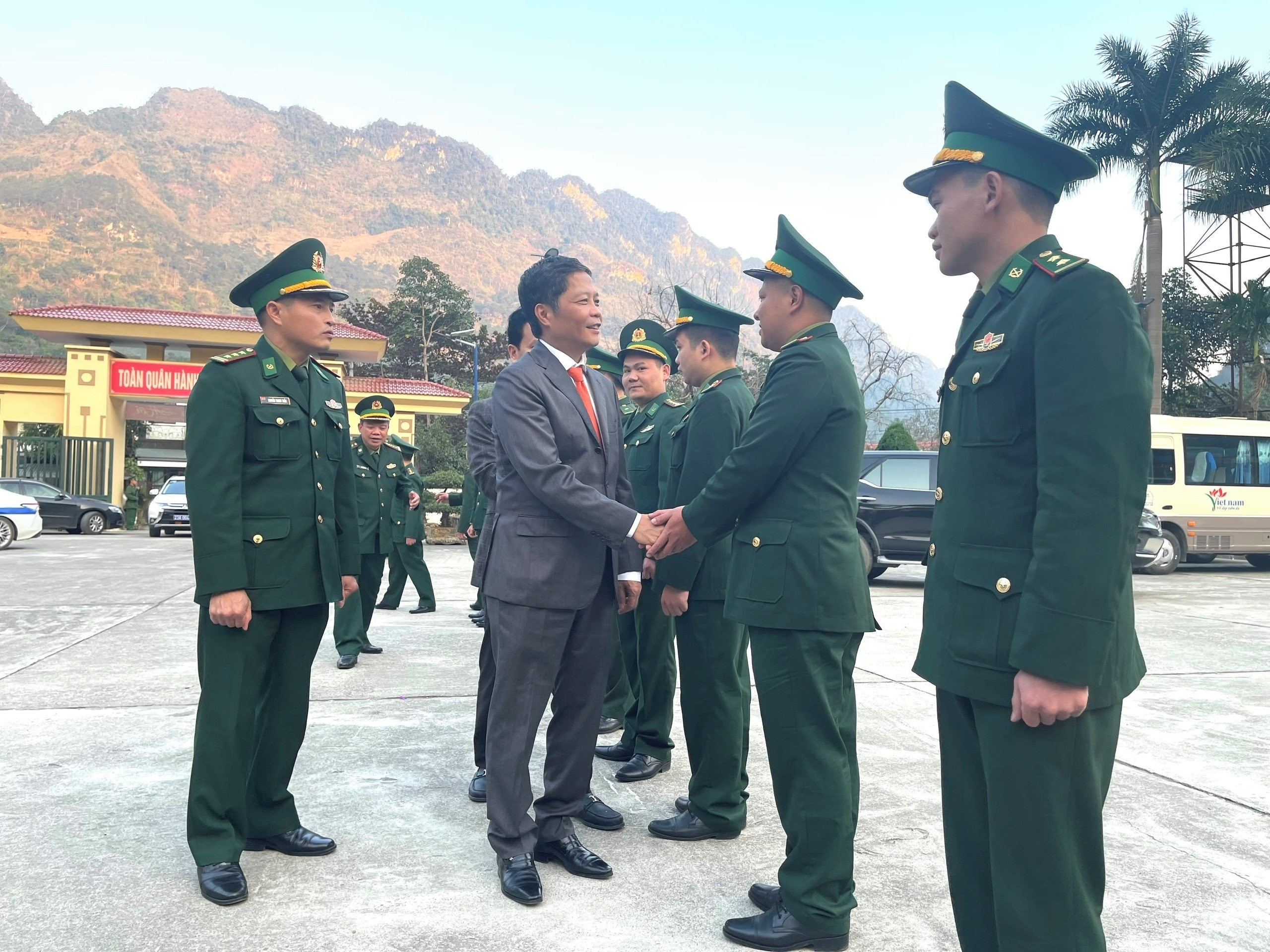 Ban Kinh tế Trung ương thăm, chúc tết gia đình chính sách tại Hà Giang Ban Kinh tế Trung ương thăm, chúc tết gia đình chính sách tại Hà Giang