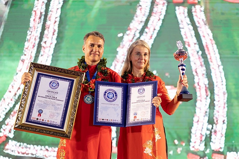 1.000 gia đình cùng lập kỷ lục “Bàn ăn Tết Việt có số gia đình tham gia đông nhất thế giới” 1.000 gia đình cùng lập kỷ lục “Bàn ăn Tết Việt có số gia đình tham gia đông nhất thế giới”