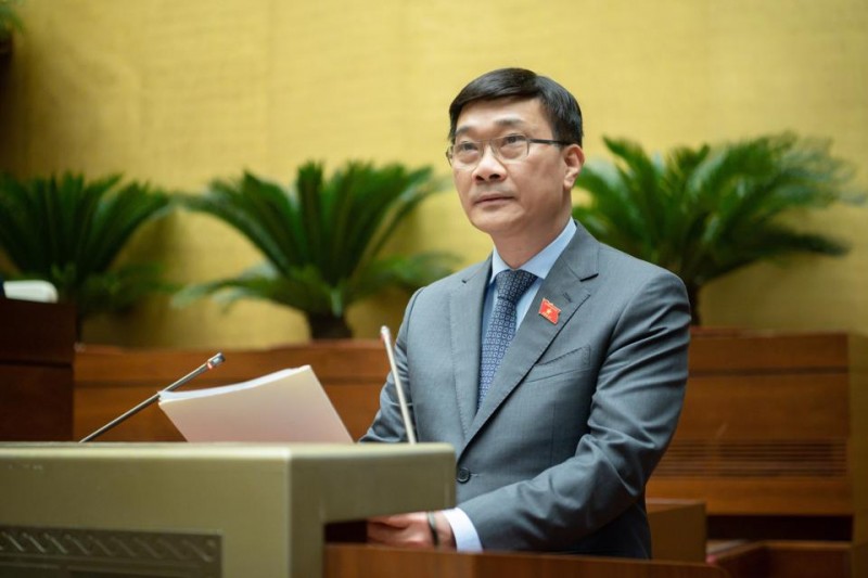 Chủ nhiệm Ủy ban Kinh tế của Quốc hội Vũ Hồng Thanh trình bày báo cáo tại hội trường