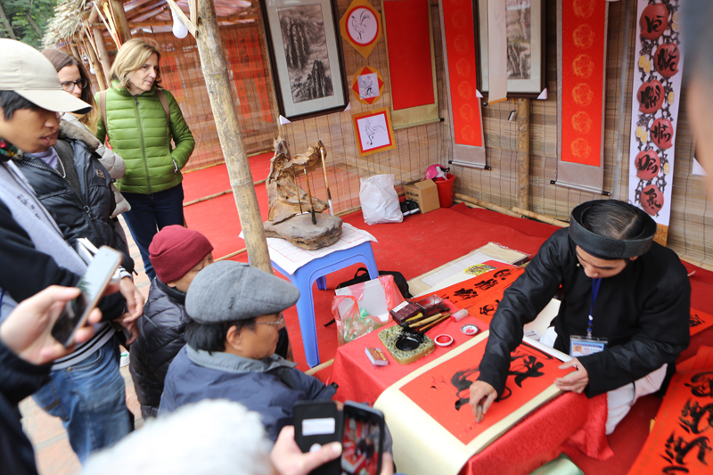 Hội chữ xuân Văn Miếu - Quốc Tử Giám bắt đầu từ ngày 24 tháng Chạp - Ảnh 1. Hội chữ xuân Văn Miếu - Quốc Tử Giám bắt đầu từ ngày 24 tháng Chạp - Ảnh 1.