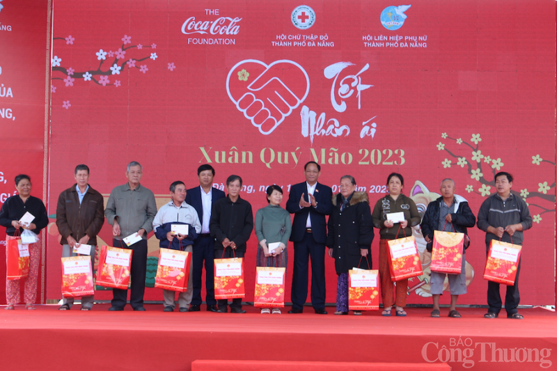 Phó Chủ tịch Quốc hội Trần Quang Phương dự “Hội chợ Tết nhân ái” Đà Nẵng 2023