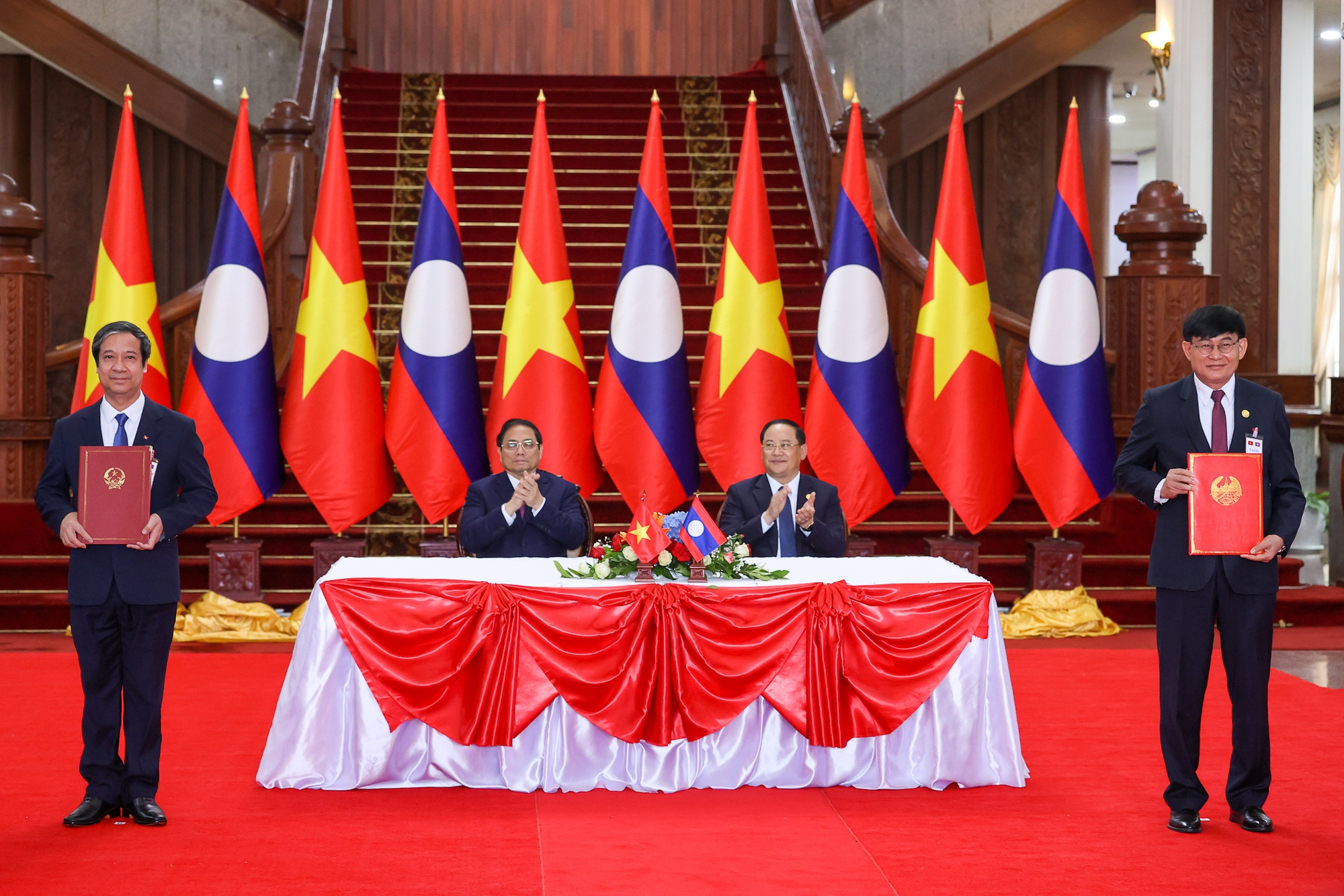 Dành ưu tiên cao nhất cho việc củng cố, vun đắp qua hệ Việt Nam-Lào - Ảnh 6. Dành ưu tiên cao nhất cho việc củng cố, vun đắp qua hệ Việt Nam-Lào - Ảnh 6.