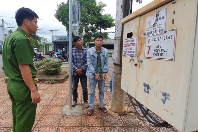 Hai đối tượng Lai và Thông tại một trạm biến áp bị cắt dây điện. Hai đối tượng Lai và Thông tại một trạm biến áp bị cắt dây điện.