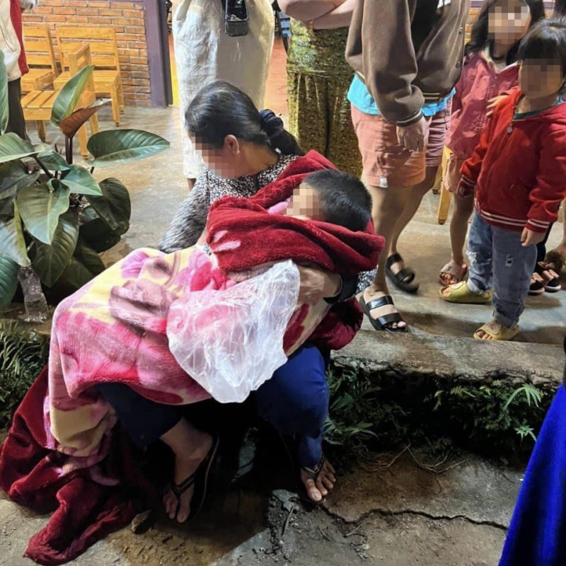 hai bố con rơi xuống giếng sâu hai bố con rơi xuống giếng sâu