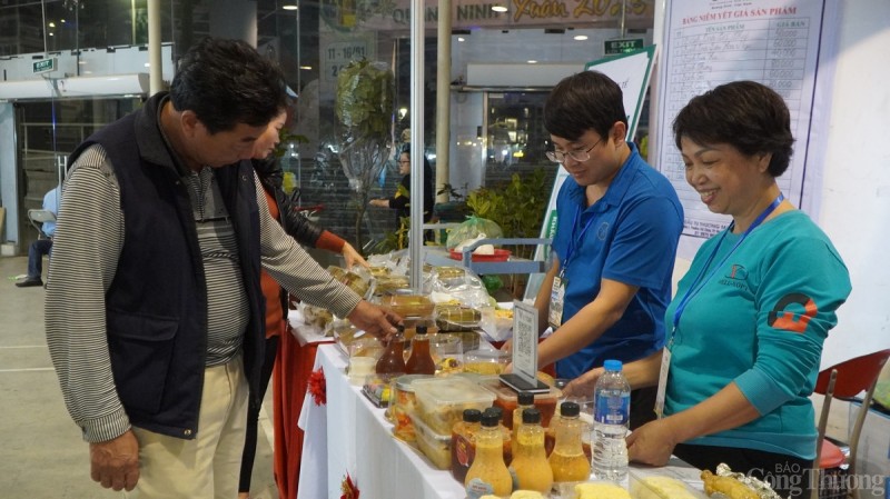 Thống kê cho thấy, các sự kiện xúc tiến thương mại lớn như Hội chợ OCOP dịp Tết đều đem lại doanh thu lớn, đạt hàng chục tỷ đồng Thống kê cho thấy, các sự kiện xúc tiến thương mại lớn như Hội chợ OCOP dịp Tết đều đem lại doanh thu lớn, đạt hàng chục tỷ đồng