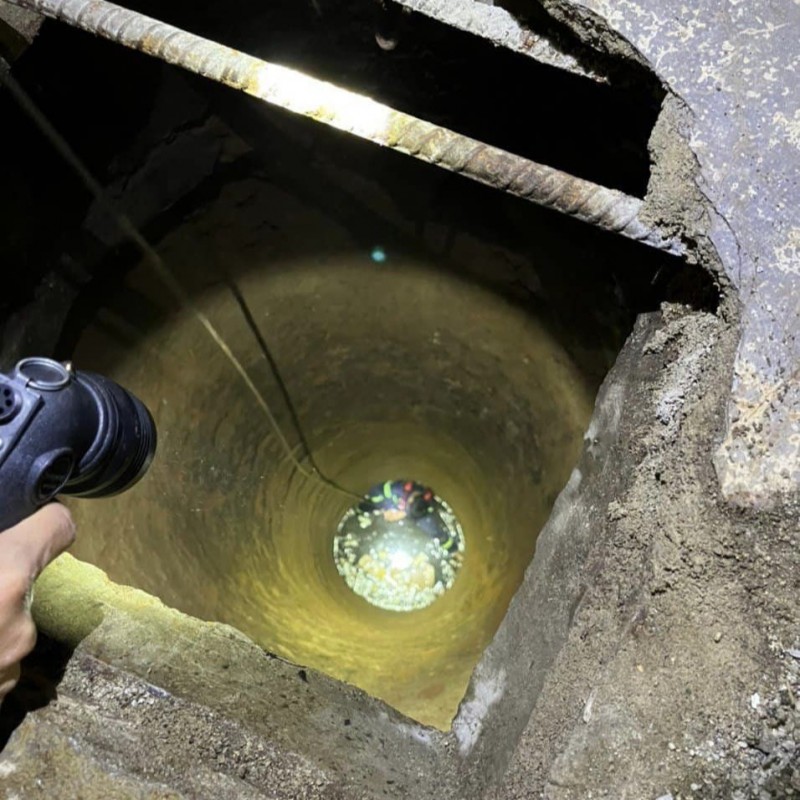 hai bố con rơi xuống giếng sâu hai bố con rơi xuống giếng sâu