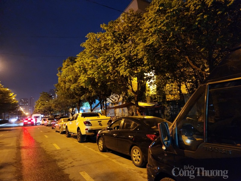 Xuyên đêm chờ đăng kiểm xe cơ giới tại Hà Nội